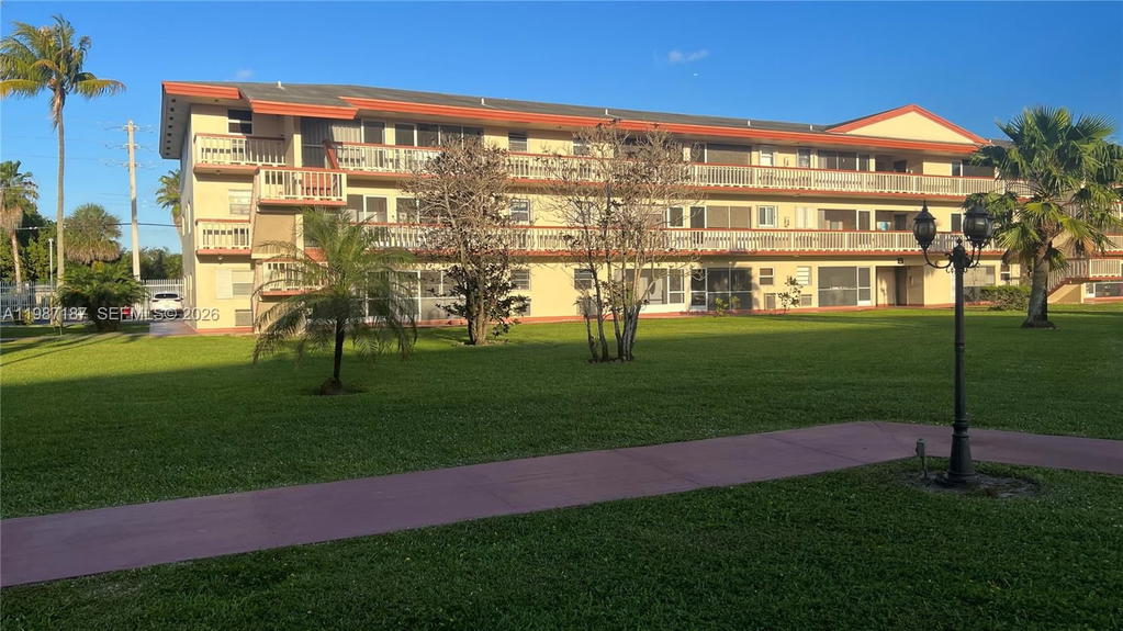 Real estate property located at 5300 Washington St K223, Broward, Beverly Hills Condo Numbe, Hollywood, FL
