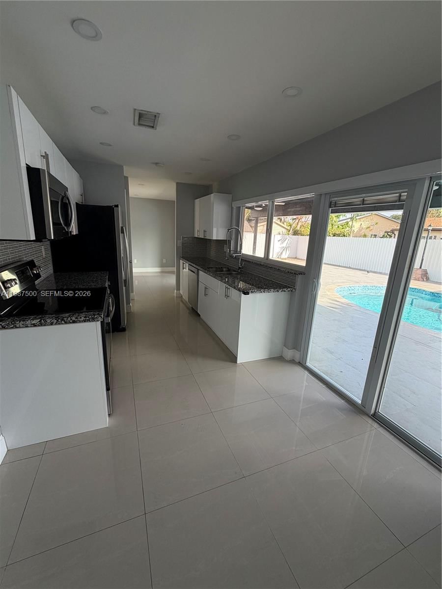 Real estate property located at 14932 65th Ter, Miami-dade, Westwind Lakes Sec 2, Miami, FL
