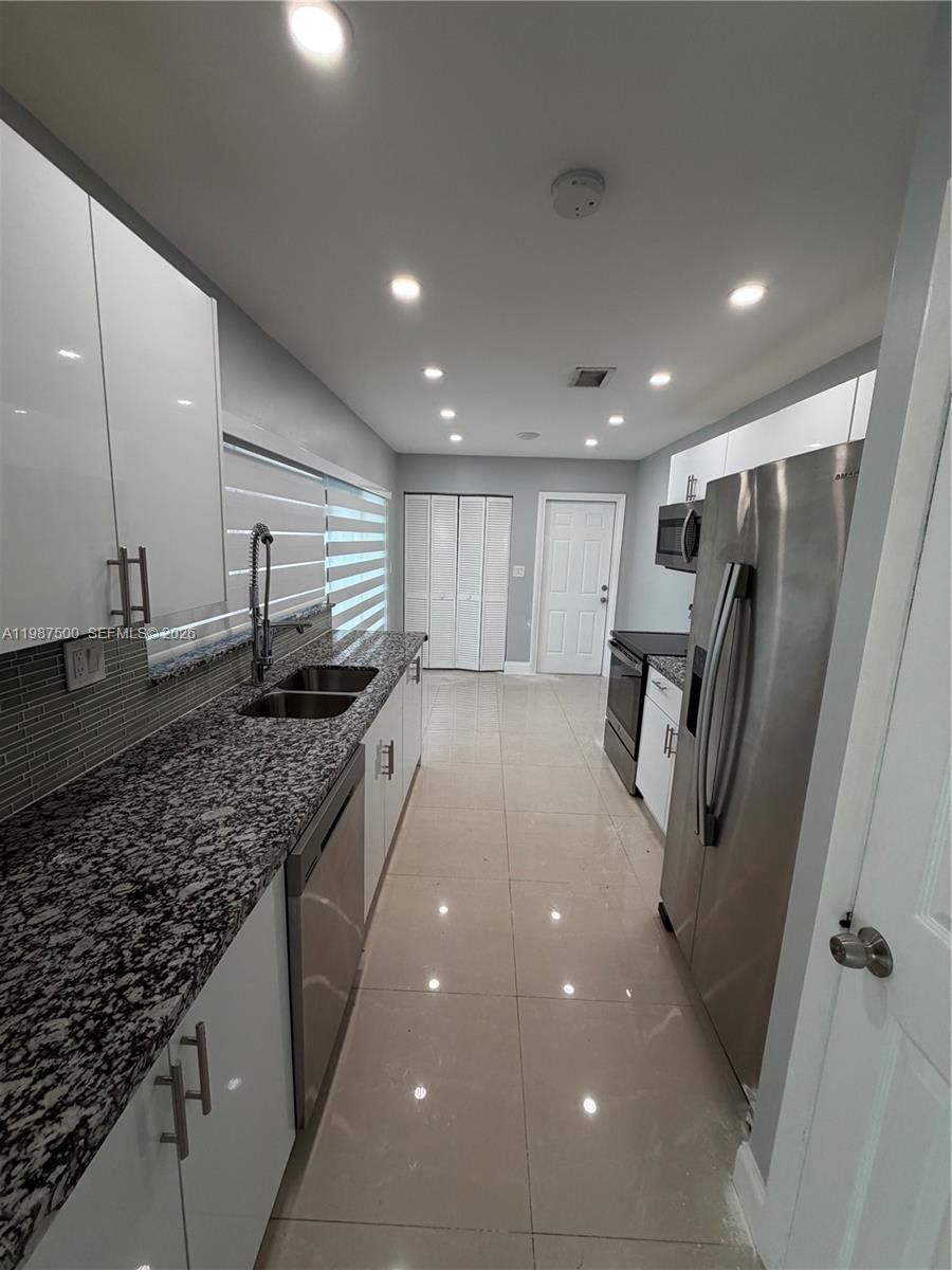Real estate property located at 14932 65th Ter, Miami-dade, Westwind Lakes Sec 2, Miami, FL