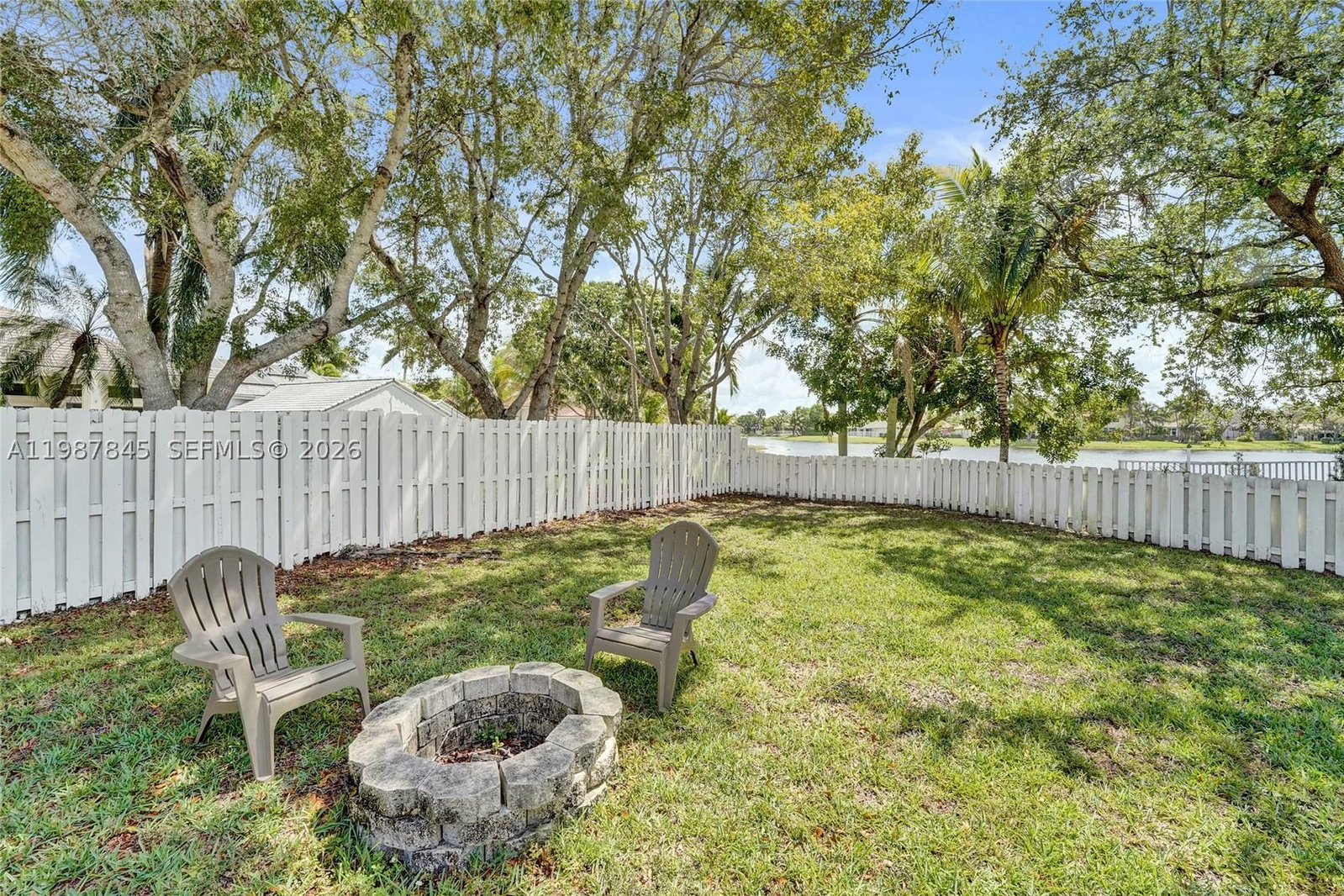 Real estate property located at 484 Cambridge Dr, Broward, Sector 4 North, Weston, FL