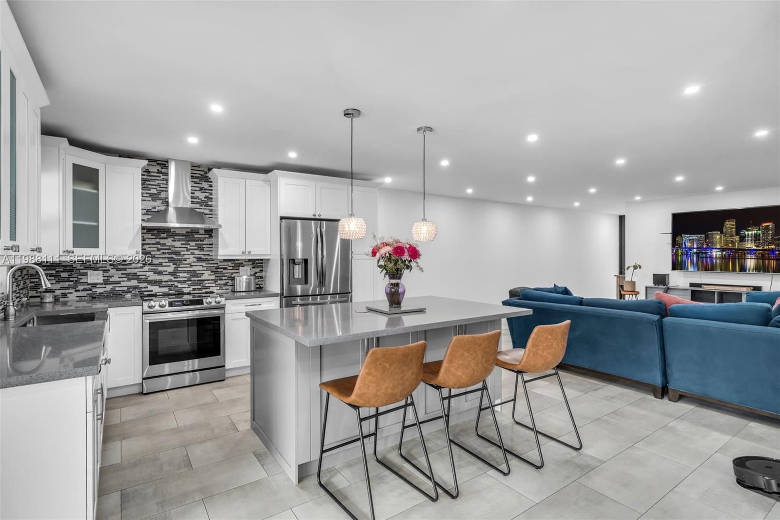 Real estate property located at 7020 Crown Gate Dr, Miami-dade, Miami Lakes Loch Lomond W, Miami Lakes, FL