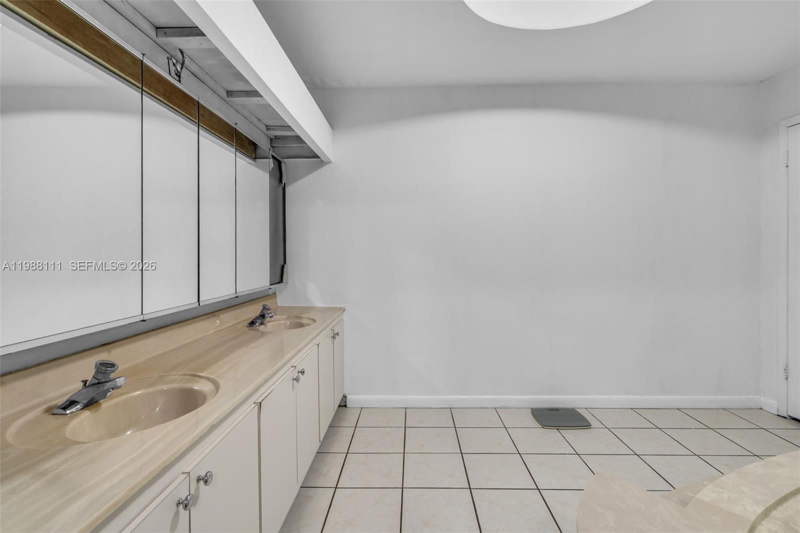 Real estate property located at 7020 Crown Gate Dr, Miami-dade, Miami Lakes Loch Lomond W, Miami Lakes, FL