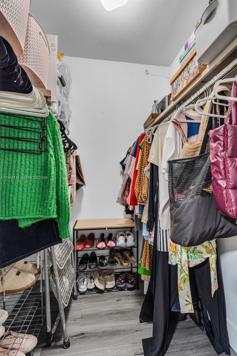 Real estate property located at 7020 Crown Gate Dr, Miami-dade, Miami Lakes Loch Lomond W, Miami Lakes, FL