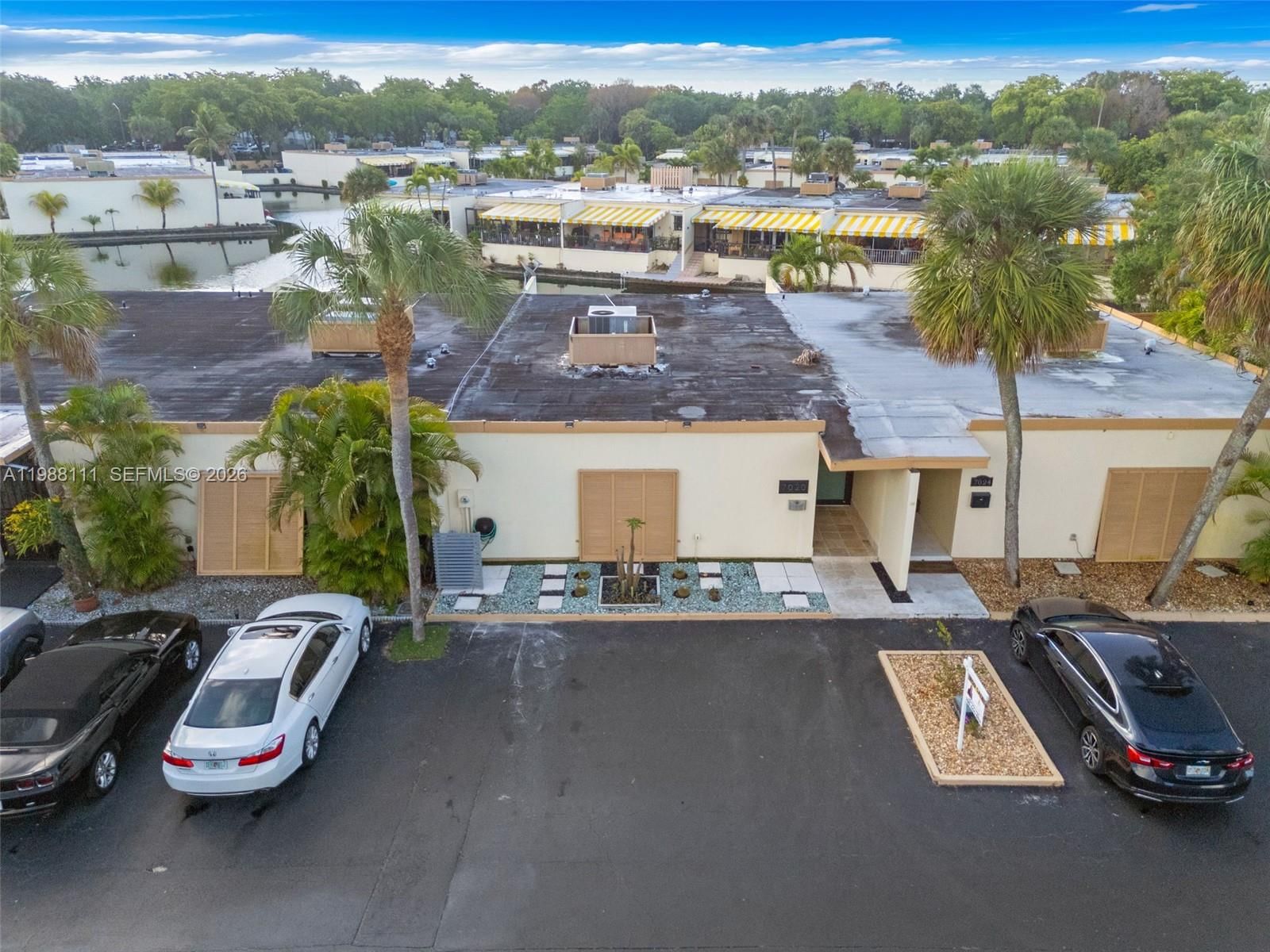 Real estate property located at 7020 Crown Gate Dr, Miami-dade, Miami Lakes Loch Lomond W, Miami Lakes, FL