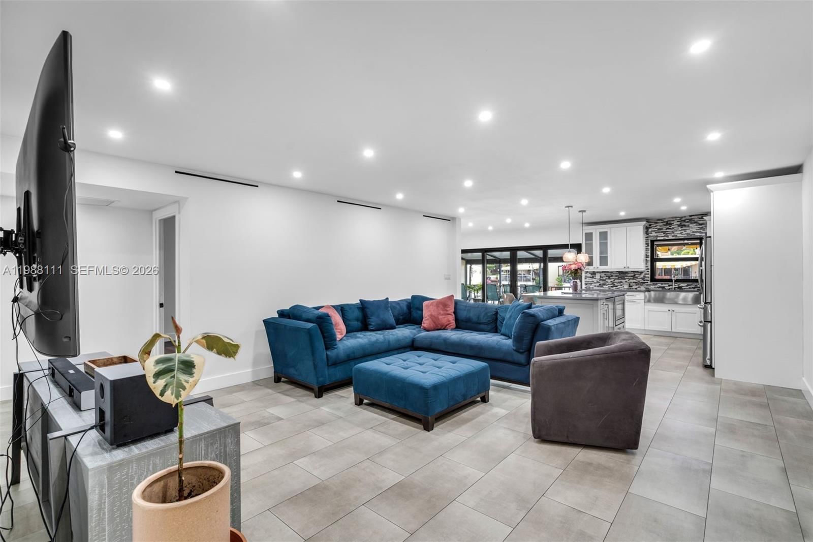 Real estate property located at 7020 Crown Gate Dr, Miami-dade, Miami Lakes Loch Lomond W, Miami Lakes, FL