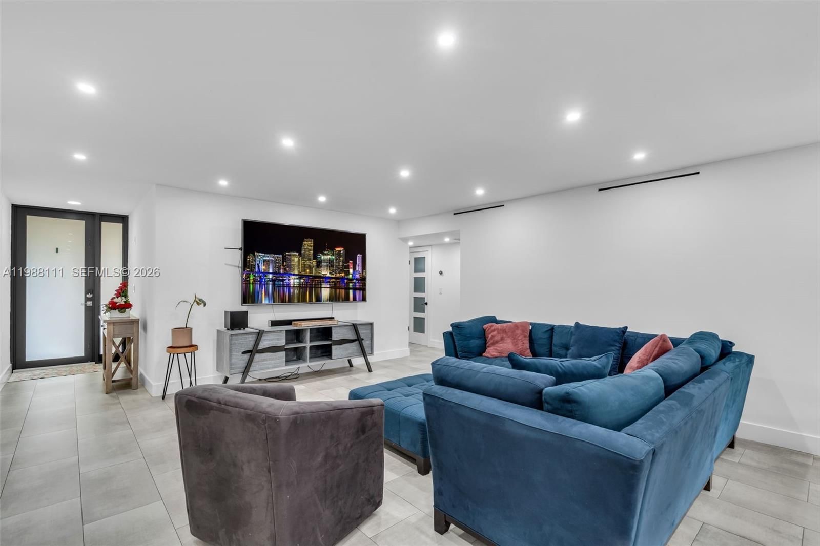 Real estate property located at 7020 Crown Gate Dr, Miami-dade, Miami Lakes Loch Lomond W, Miami Lakes, FL