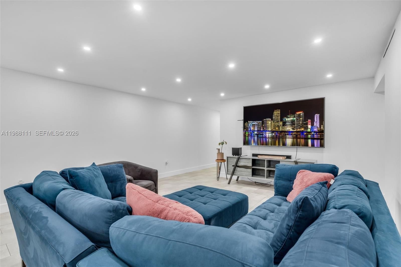 Real estate property located at 7020 Crown Gate Dr, Miami-dade, Miami Lakes Loch Lomond W, Miami Lakes, FL