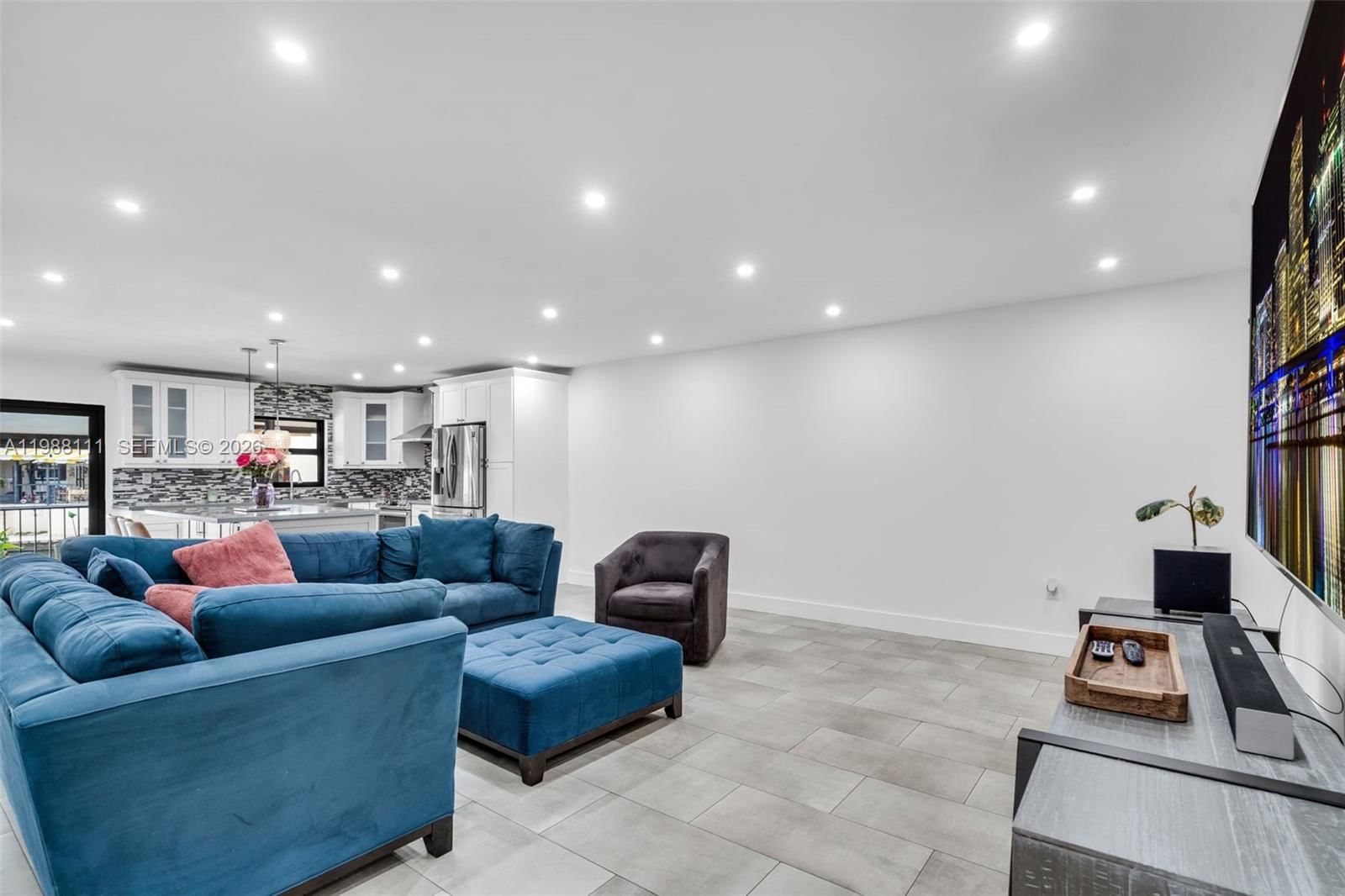 Real estate property located at 7020 Crown Gate Dr, Miami-dade, Miami Lakes Loch Lomond W, Miami Lakes, FL