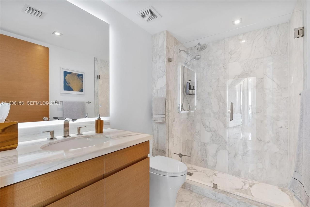 Real estate property located at 1000 Pointe Dr #705, Miami-dade, Murano At Portofino Condo, Miami Beach, FL
