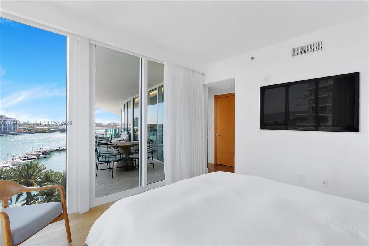 Real estate property located at 1000 Pointe Dr #705, Miami-dade, Murano At Portofino Condo, Miami Beach, FL