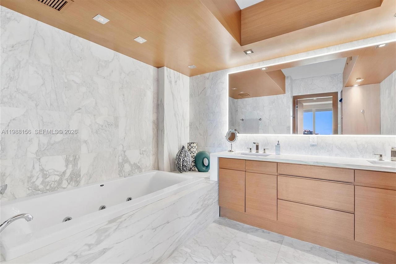 Real estate property located at 1000 Pointe Dr #705, Miami-dade, Murano At Portofino Condo, Miami Beach, FL
