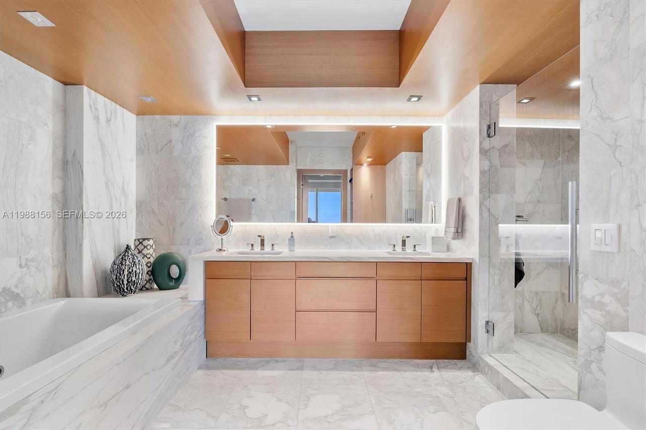 Real estate property located at 1000 Pointe Dr #705, Miami-dade, Murano At Portofino Condo, Miami Beach, FL