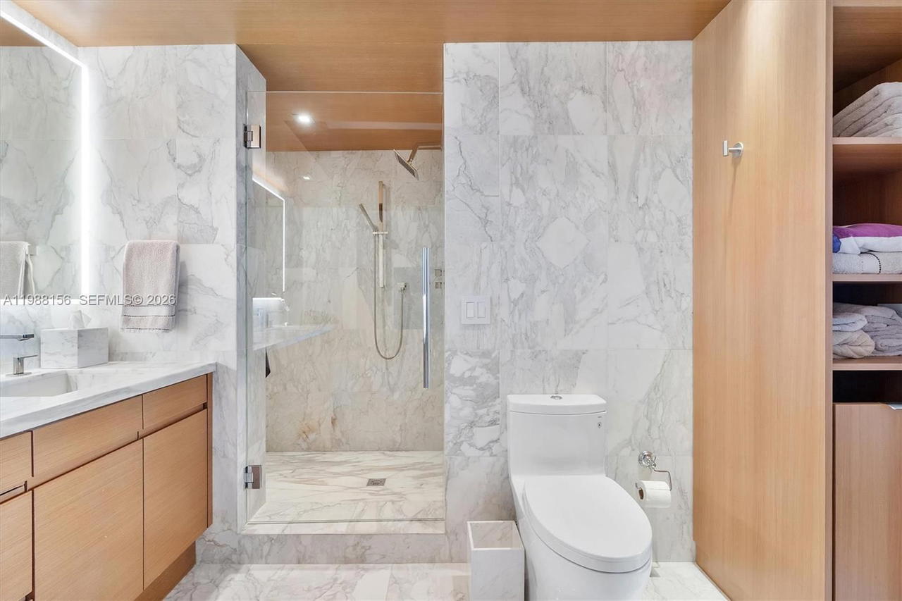 Real estate property located at 1000 Pointe Dr #705, Miami-dade, Murano At Portofino Condo, Miami Beach, FL