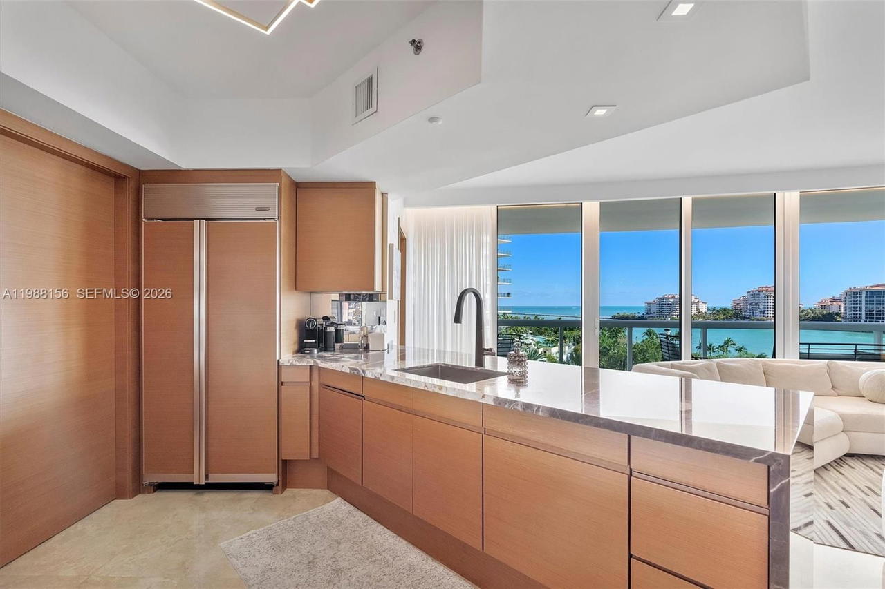 Real estate property located at 1000 Pointe Dr #705, Miami-dade, Murano At Portofino Condo, Miami Beach, FL