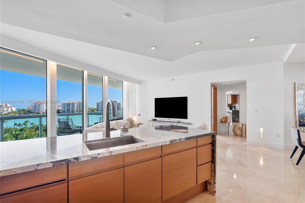 Real estate property located at 1000 Pointe Dr #705, Miami-dade, Murano At Portofino Condo, Miami Beach, FL