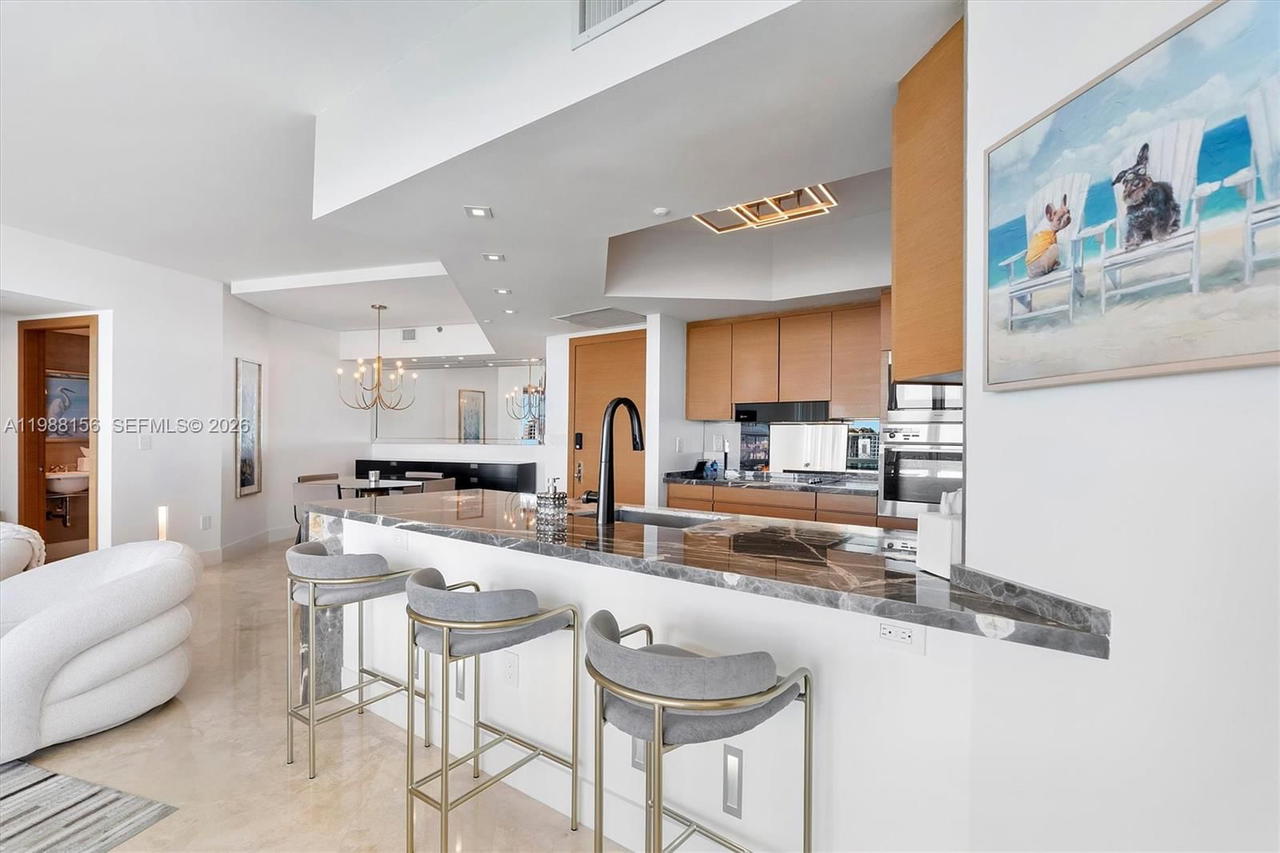 Real estate property located at 1000 Pointe Dr #705, Miami-dade, Murano At Portofino Condo, Miami Beach, FL