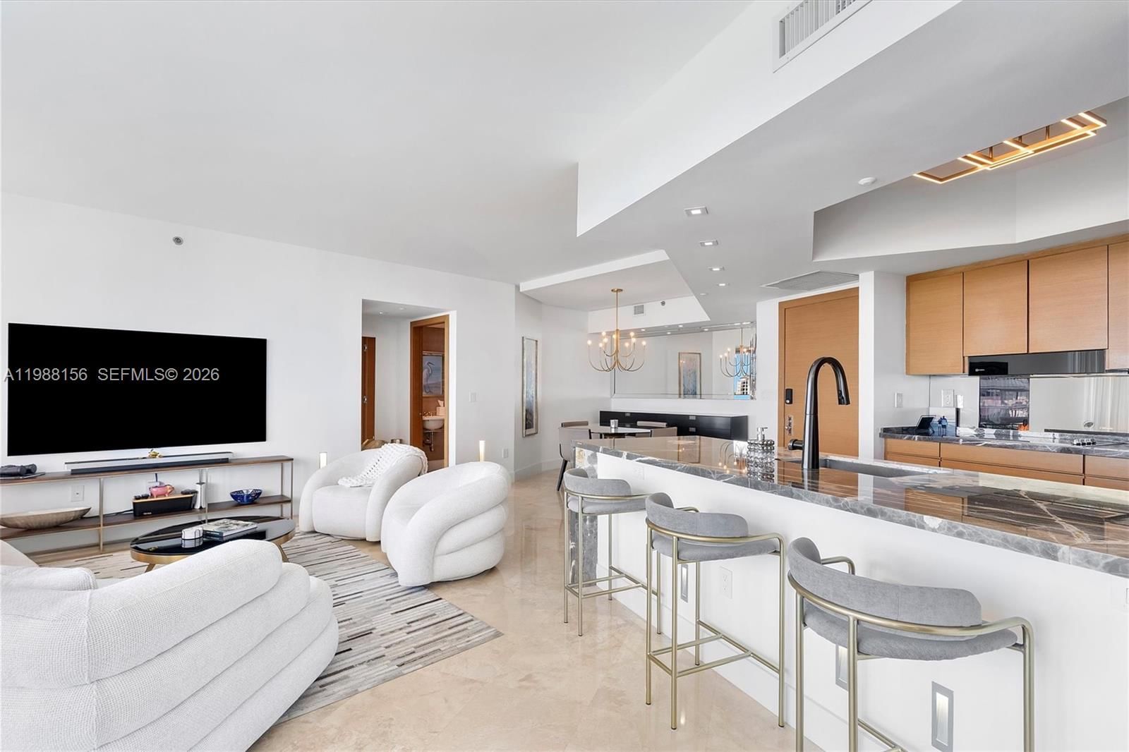 Real estate property located at 1000 Pointe Dr #705, Miami-dade, Murano At Portofino Condo, Miami Beach, FL