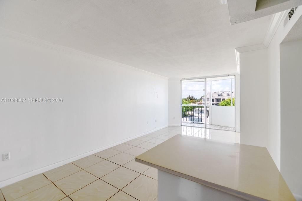 Real estate property located at 1990 Marseille Dr #402, Miami-dade, Lisette Condo, Miami Beach, FL
