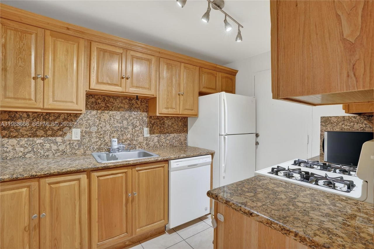 Real estate property located at 6904 Kendall Dr F104, Miami-dade, Dadeland Grove Condo, Pinecrest, FL