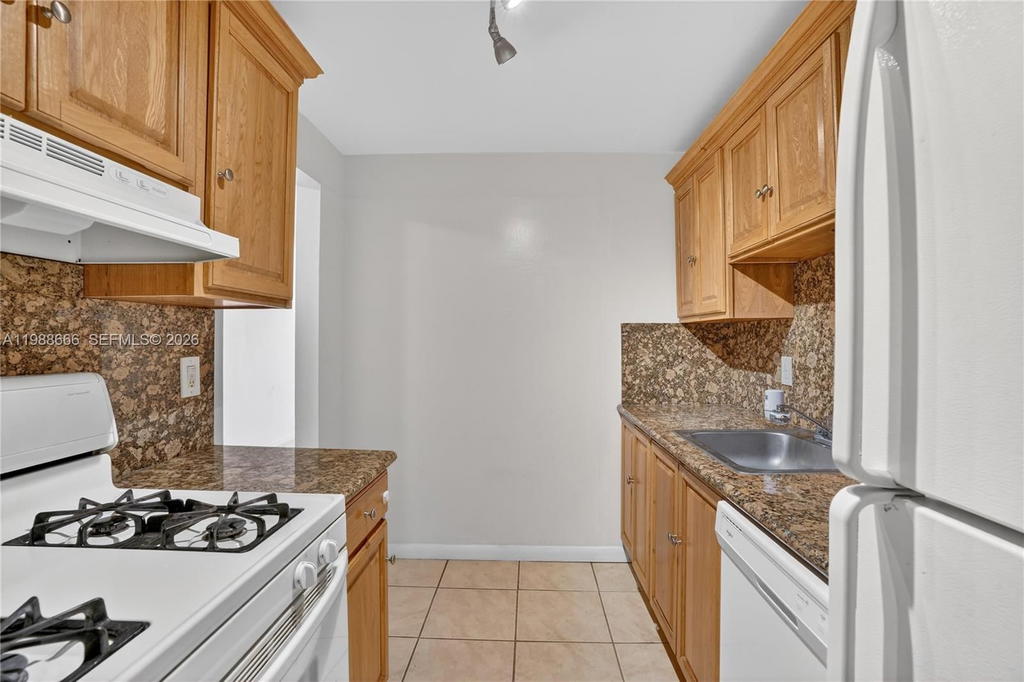 Real estate property located at 6904 Kendall Dr F104, Miami-dade, Dadeland Grove Condo, Pinecrest, FL