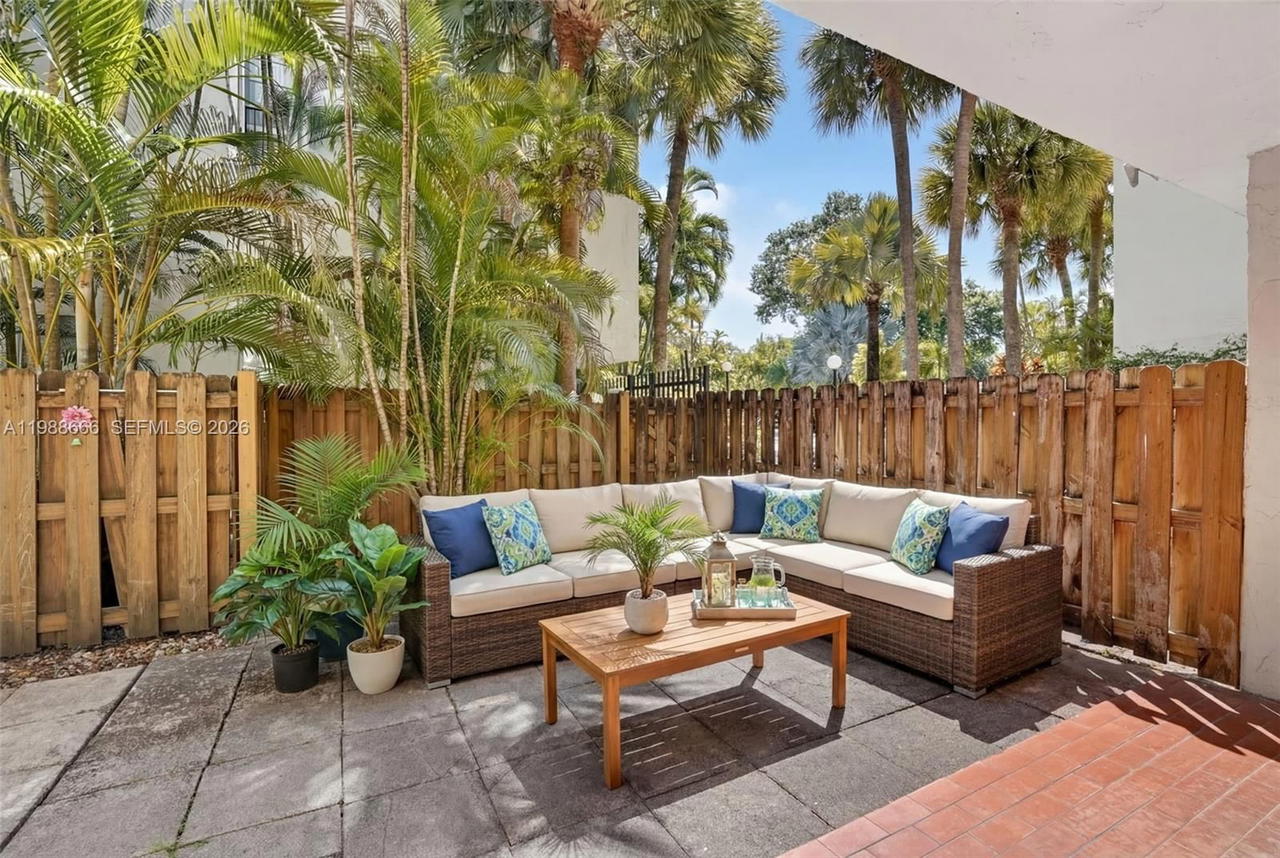 Real estate property located at 6904 Kendall Dr F104, Miami-dade, Dadeland Grove Condo, Pinecrest, FL