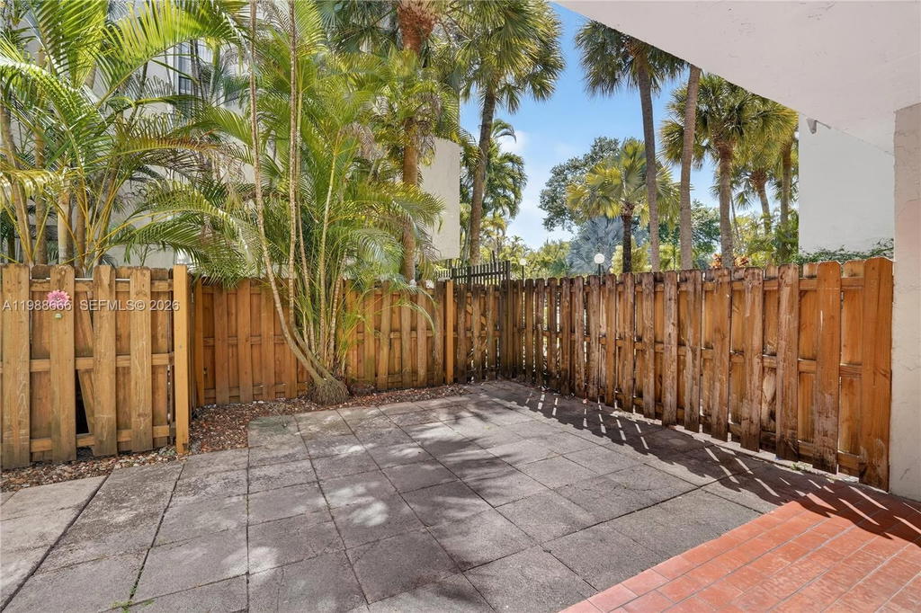 Real estate property located at 6904 Kendall Dr F104, Miami-dade, Dadeland Grove Condo, Pinecrest, FL