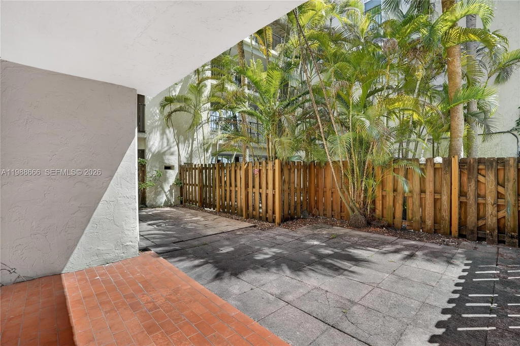 Real estate property located at 6904 Kendall Dr F104, Miami-dade, Dadeland Grove Condo, Pinecrest, FL