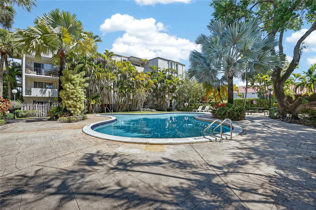 Real estate property located at 6904 Kendall Dr F104, Miami-dade, Dadeland Grove Condo, Pinecrest, FL