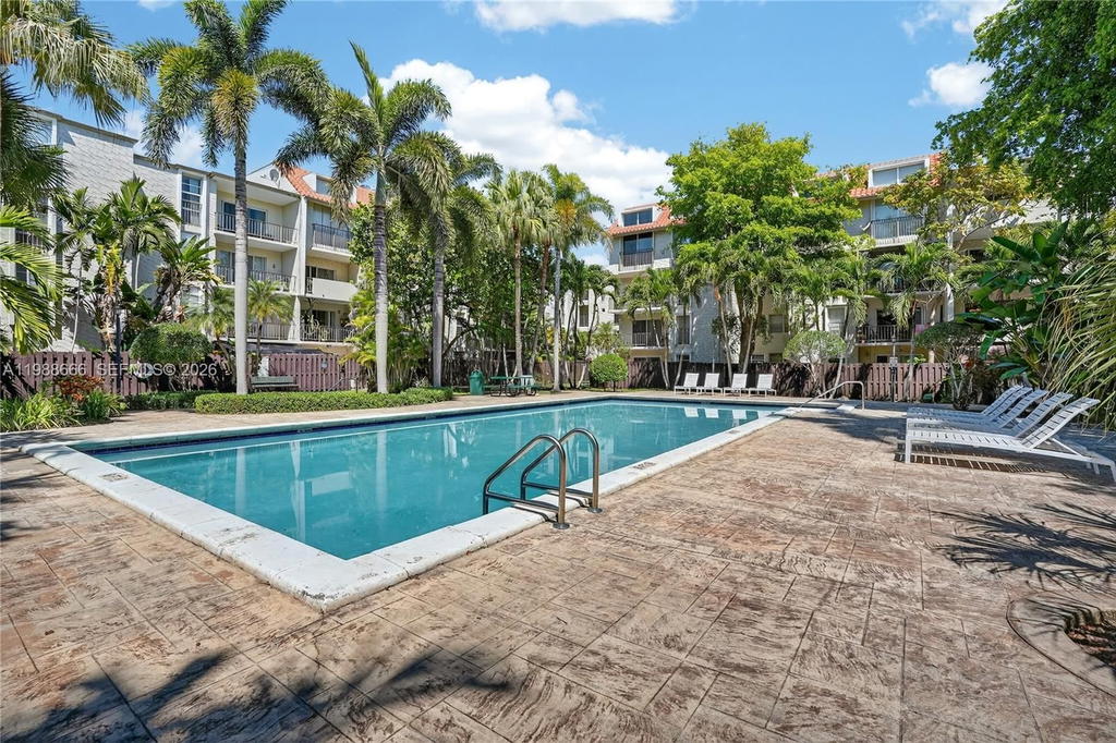 Real estate property located at 6904 Kendall Dr F104, Miami-dade, Dadeland Grove Condo, Pinecrest, FL