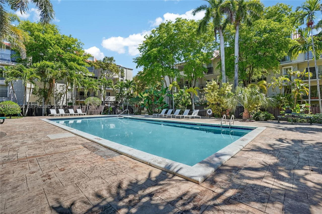 Real estate property located at 6904 Kendall Dr F104, Miami-dade, Dadeland Grove Condo, Pinecrest, FL