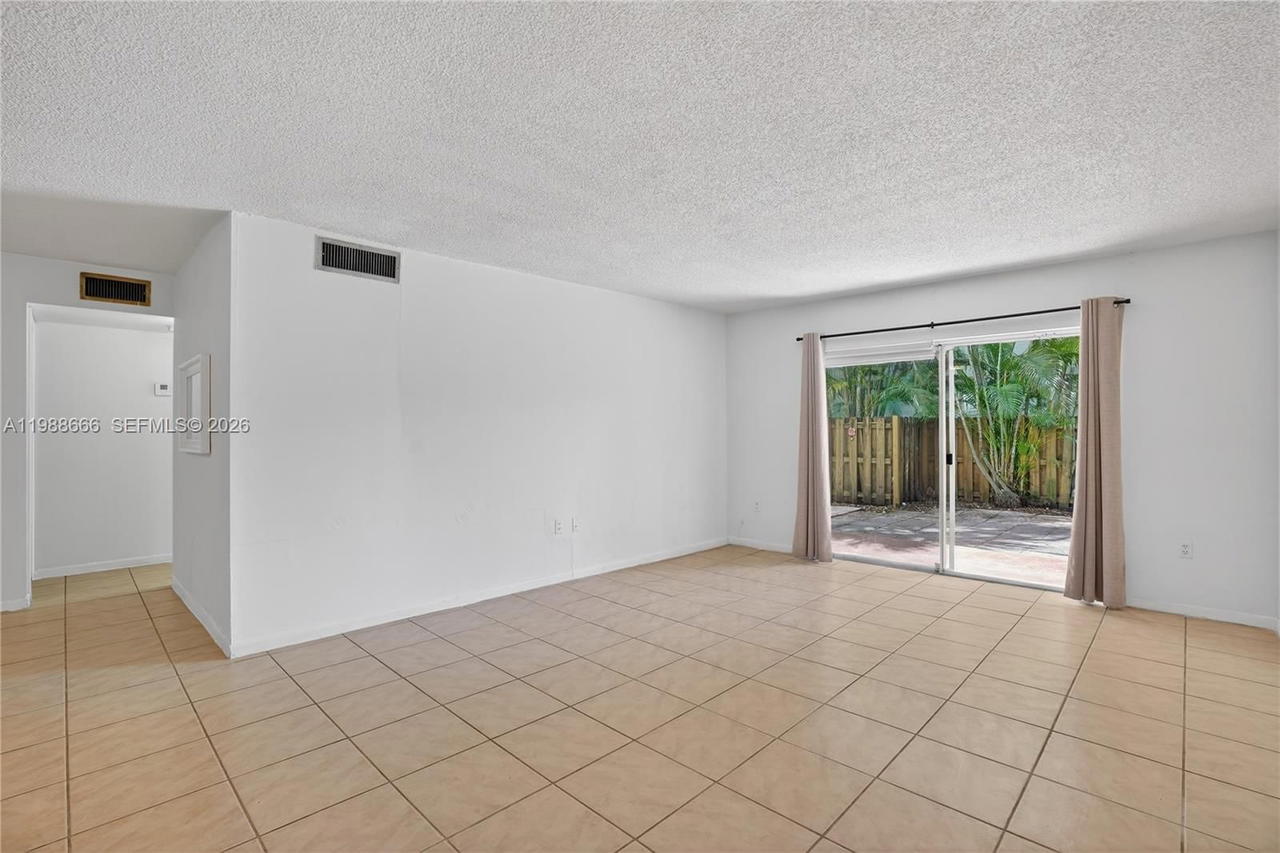 Real estate property located at 6904 Kendall Dr F104, Miami-dade, Dadeland Grove Condo, Pinecrest, FL