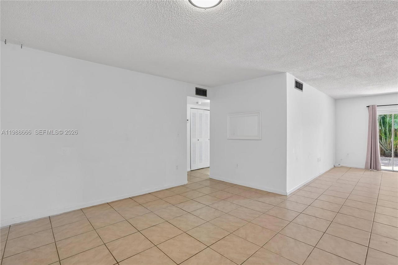 Real estate property located at 6904 Kendall Dr F104, Miami-dade, Dadeland Grove Condo, Pinecrest, FL
