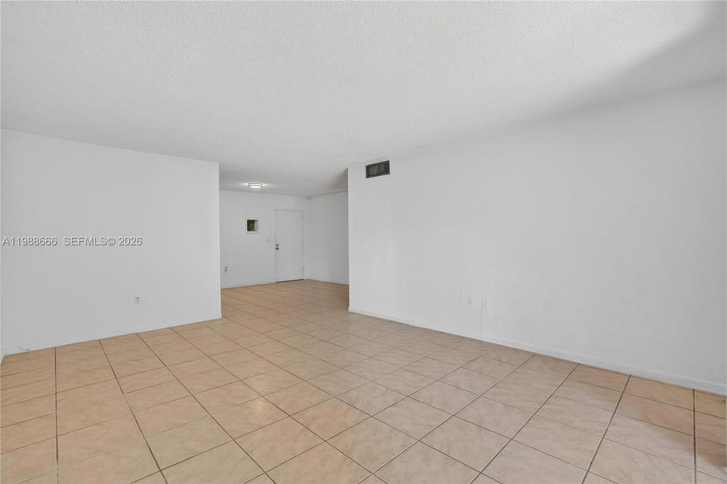 Real estate property located at 6904 Kendall Dr F104, Miami-dade, Dadeland Grove Condo, Pinecrest, FL