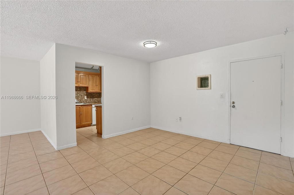 Real estate property located at 6904 Kendall Dr F104, Miami-dade, Dadeland Grove Condo, Pinecrest, FL