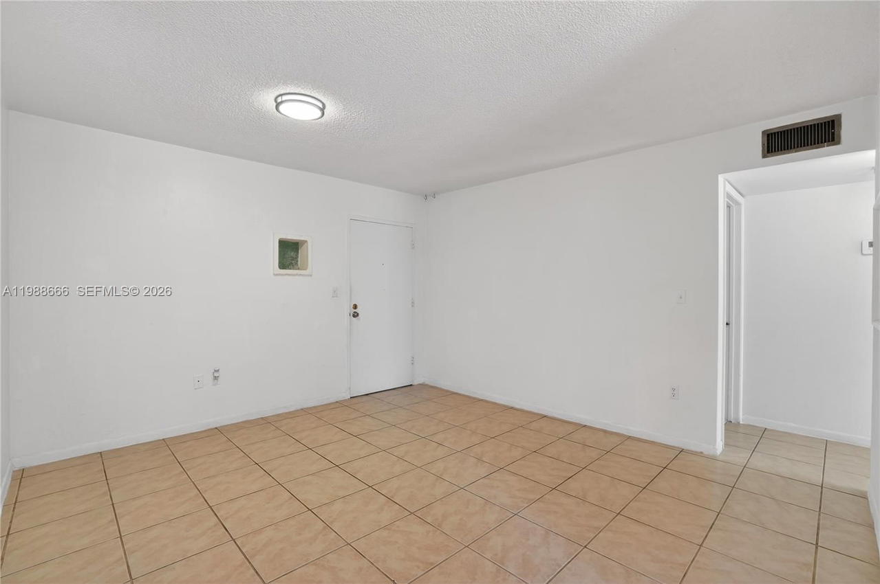 Real estate property located at 6904 Kendall Dr F104, Miami-dade, Dadeland Grove Condo, Pinecrest, FL