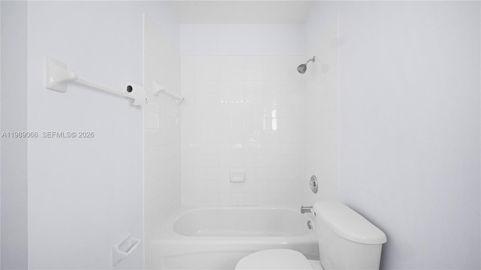 Real estate property located at 8933 212th Ln, Miami-dade, Lakes By The Bay Sec 14, Cutler Bay, FL