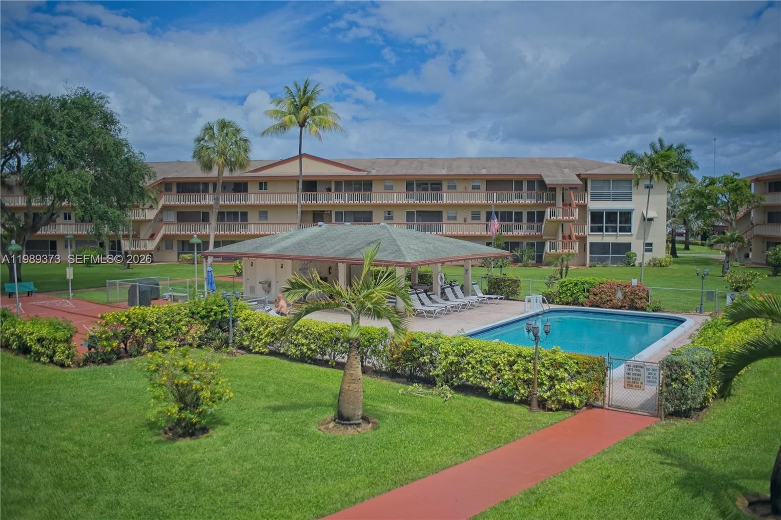 Real estate property located at 5300 Washington St F215, Broward, Beverly Hills Condo Numbe, Hollywood, FL