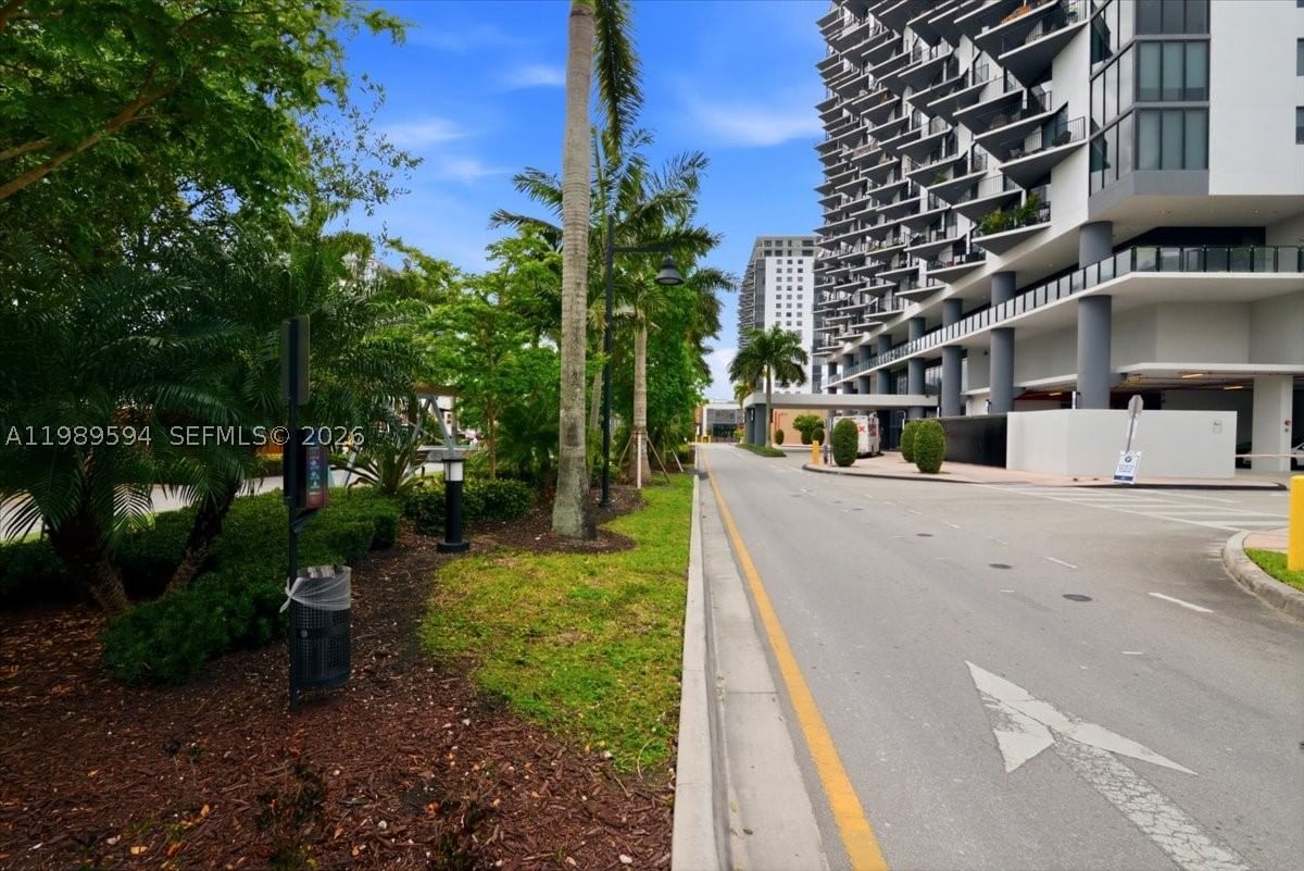 Real estate property located at 5300 Paseo Blvd #1803, Miami-dade, 5252 Paseo Condo, Doral, FL