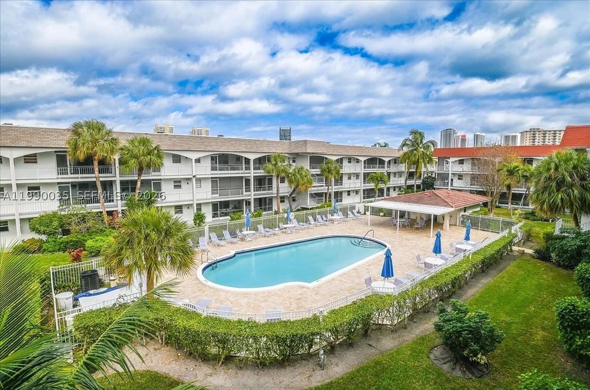Real estate property located at 581 Blue Heron Dr #205-B, Broward, Paradise Villas Condo, Hallandale Beach, FL