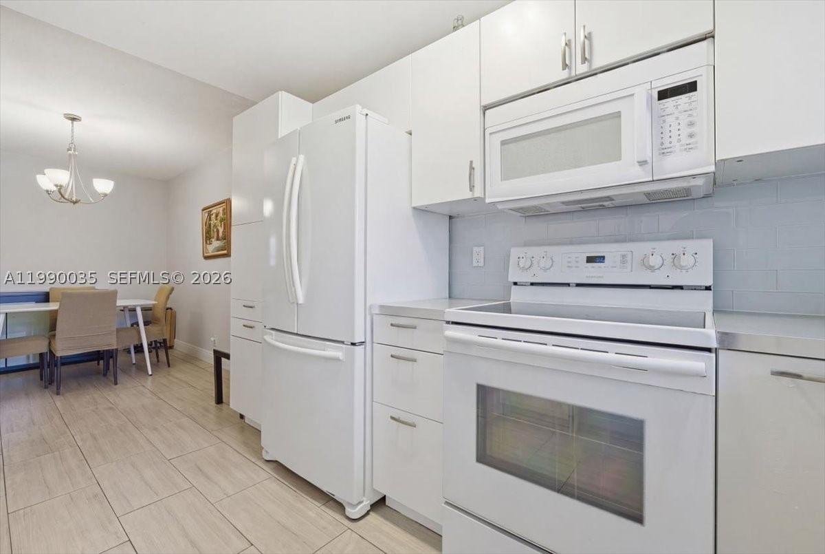 Real estate property located at 581 Blue Heron Dr #205-B, Broward, Paradise Villas Condo, Hallandale Beach, FL