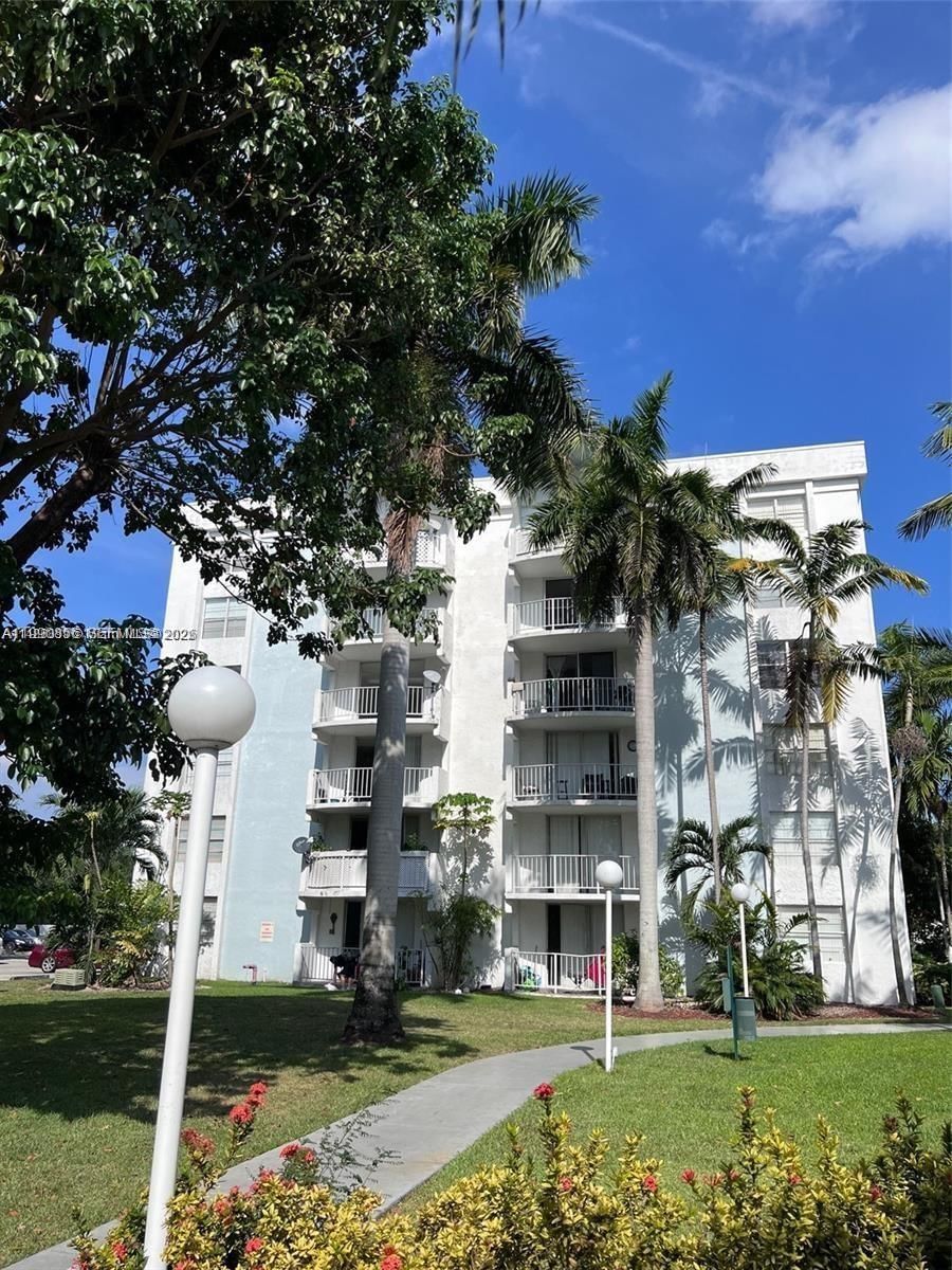 Real estate property located at 486 165th St Rd B-405, Miami-dade, Montecarlo Condo, Miami, FL