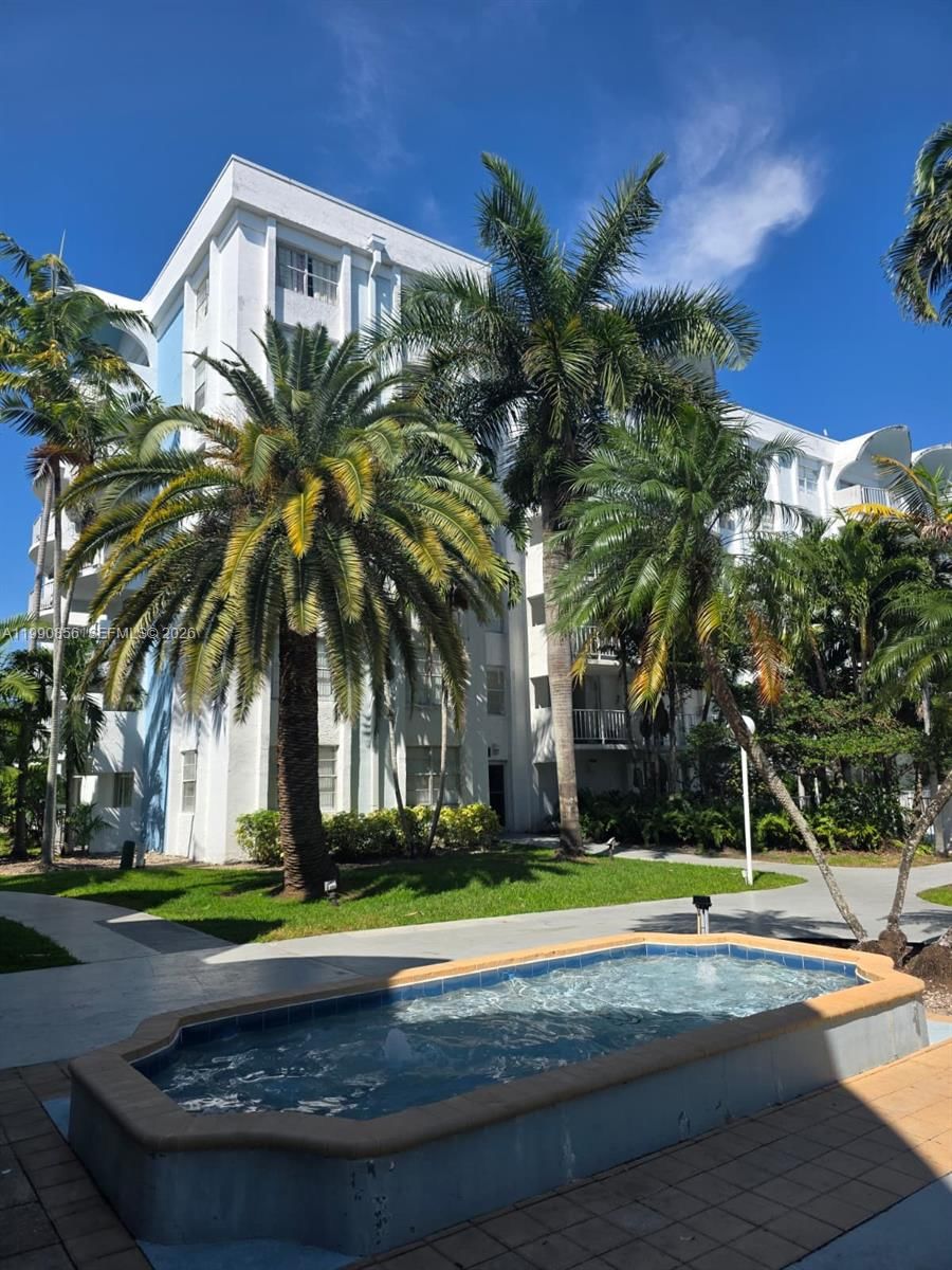 Real estate property located at 486 165th St Rd B-405, Miami-dade, Montecarlo Condo, Miami, FL