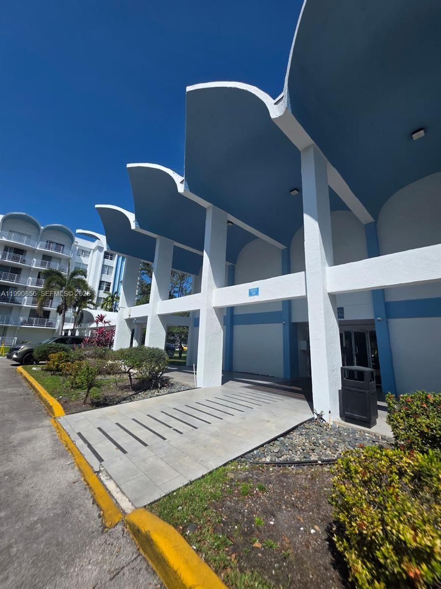 Real estate property located at 486 165th St Rd B-405, Miami-dade, Montecarlo Condo, Miami, FL
