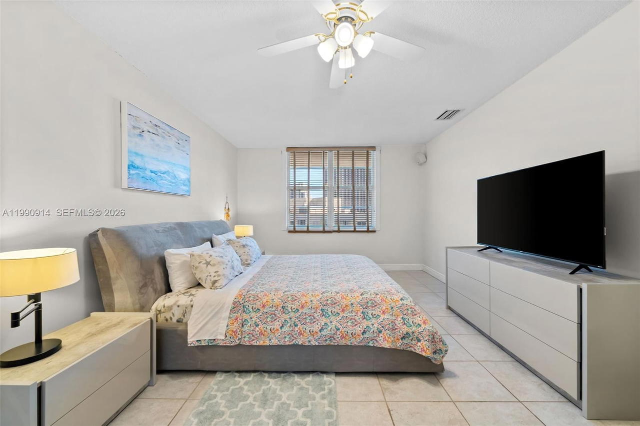 Real estate property located at 3725 Ocean Dr PH18, Broward, Sea Air Towers Condo, Hollywood, FL
