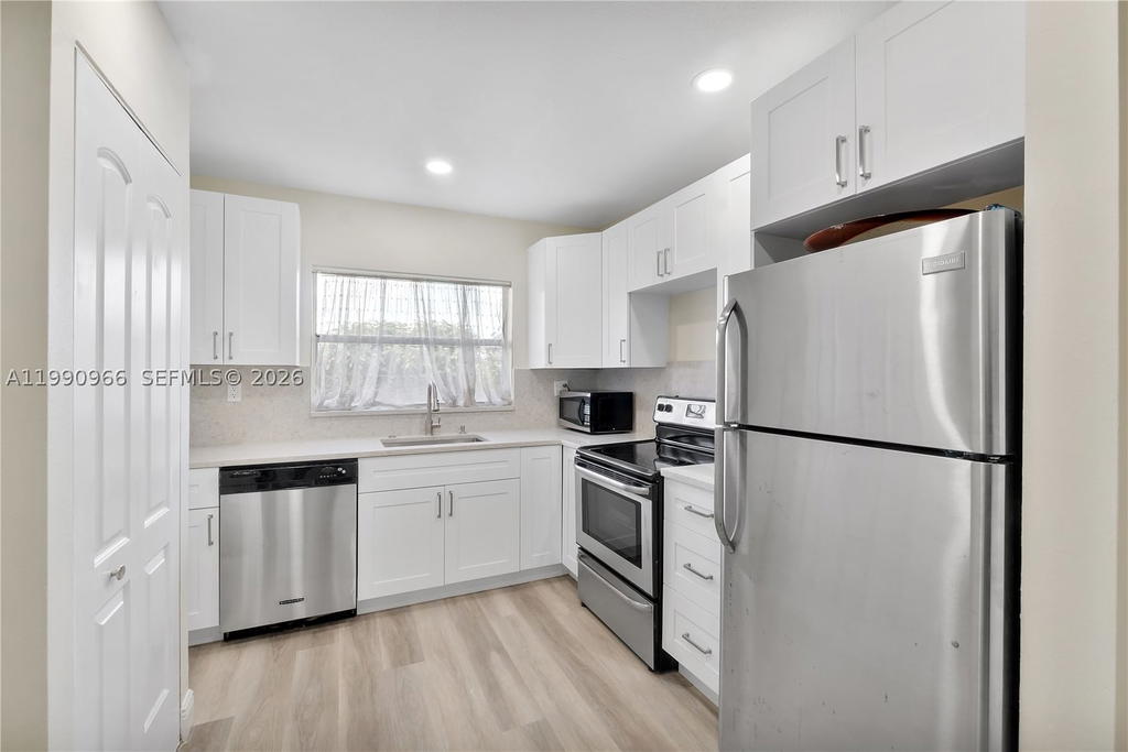 Real estate property located at 9201 Sunrise Lakes Blvd #304, Broward, Sunrise Lakes 108 Condo, Sunrise, FL