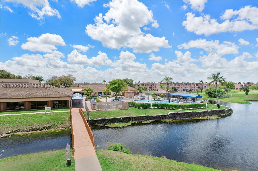 Real estate property located at 9201 Sunrise Lakes Blvd #304, Broward, Sunrise Lakes 108 Condo, Sunrise, FL