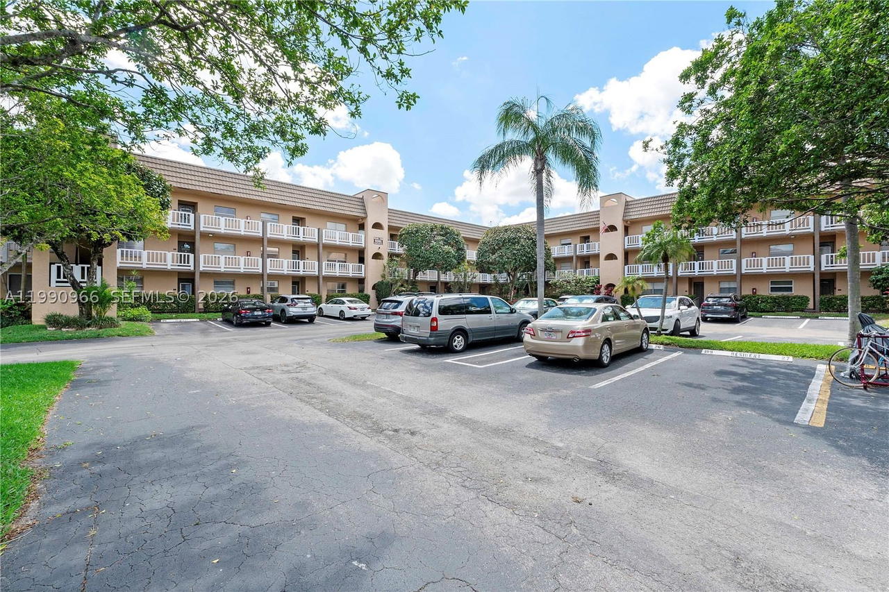 Real estate property located at 9201 Sunrise Lakes Blvd #304, Broward, Sunrise Lakes 108 Condo, Sunrise, FL