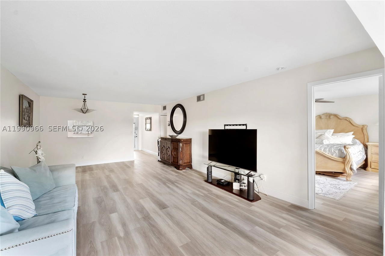 Real estate property located at 9201 Sunrise Lakes Blvd #304, Broward, Sunrise Lakes 108 Condo, Sunrise, FL