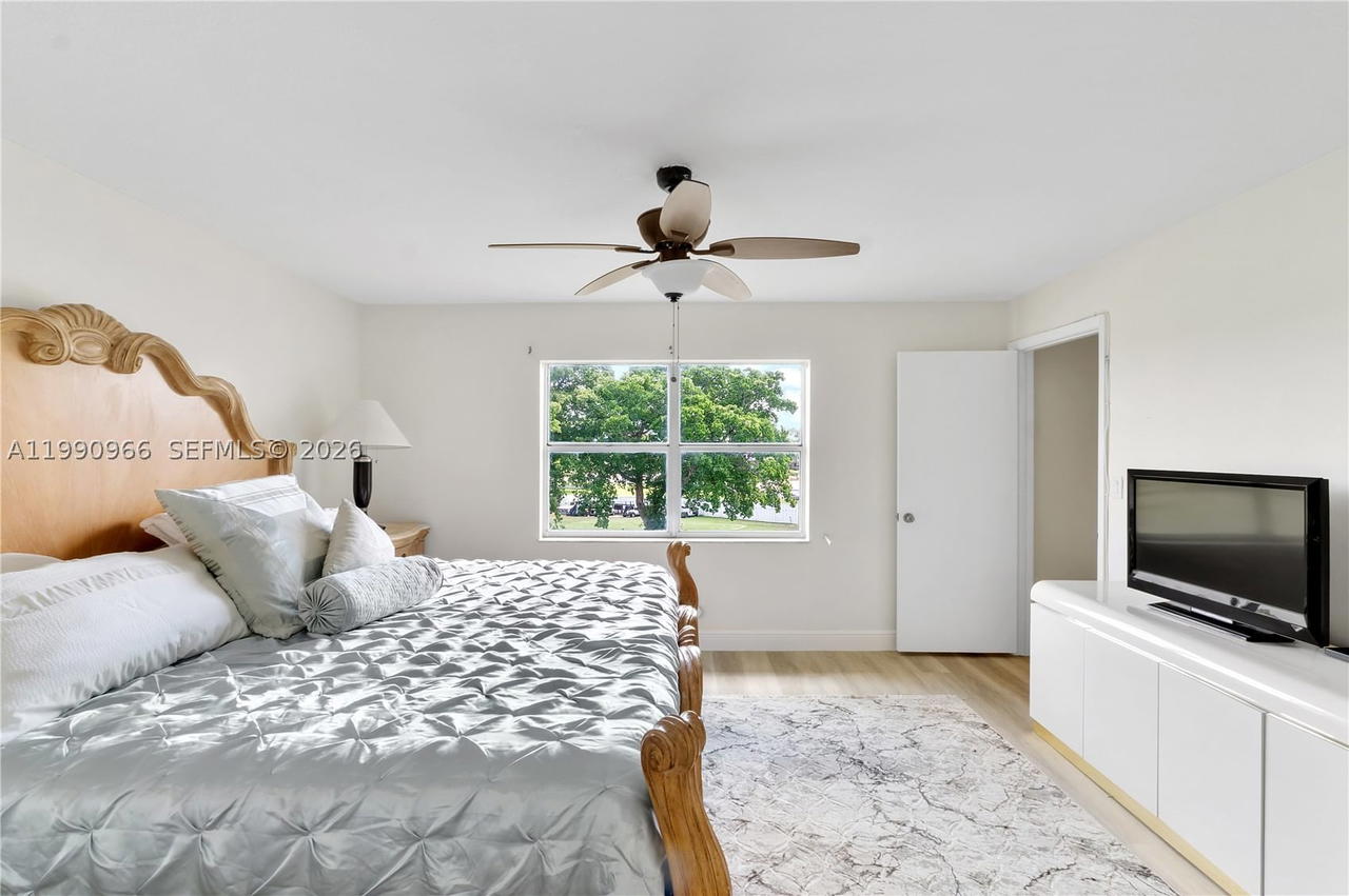 Real estate property located at 9201 Sunrise Lakes Blvd #304, Broward, Sunrise Lakes 108 Condo, Sunrise, FL