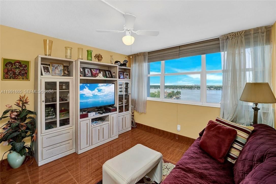 Real estate property located at 1400 Ocean Dr #1004, Broward, Trafalgar Towers Condomin, Hollywood, FL